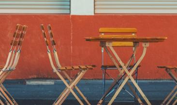 Foto da Unsplash di Daniel von Appen Tavolo con sedie
