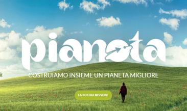 Uomo che cammina su collina verde con sfondo di cielo
