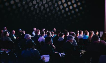 Assemblea generale del Consiglio nazionale dei Giovani persone sedute in platea