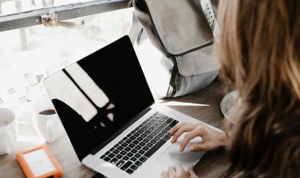 Immagine di donna davanti un laptop
