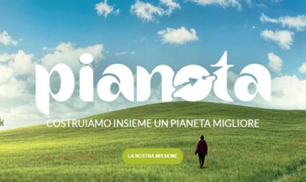 Uomo che cammina su collina verde con sfondo di cielo
