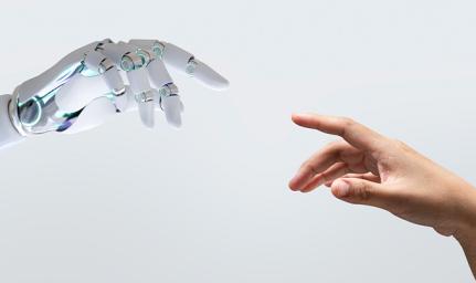 Immagine di due mani una umana e l'altra robot